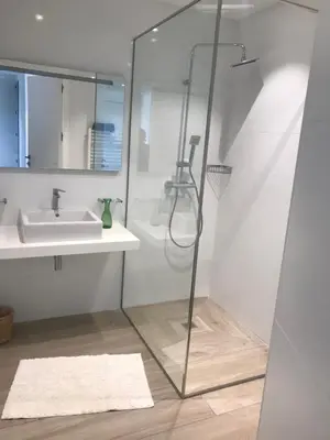 a bathroom with a shower and a sink at Appartement vue mer Piscine Solenzara Résidence Mare Festa B132 in Kamiesch