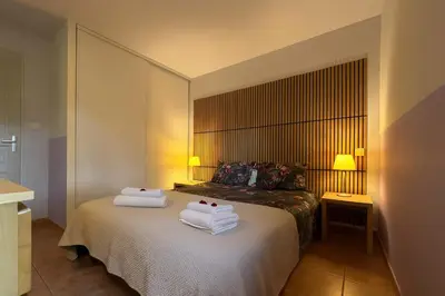 a bedroom with two towels on a bed at Appartement rénové pour 6 pers tout équipé dans résidence piscine & mer in Serra-di-Ferro