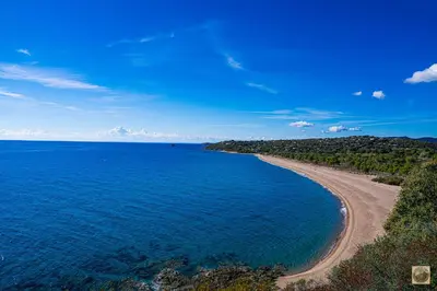 an aerial view of a beach and the ocean at Appartement 