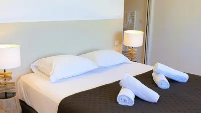 a bedroom with a bed with two towels on it at Villa Maria 1. 12 pers, piscine chauffée, 5 min plage in Cirendinu
