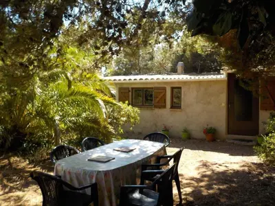 a table and chairs in front of a house at Charmante Bergerie à Bonifacio in Bonifacio