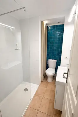 a bathroom with a shower and a toilet at Villa - 8 personnes - Soléa 3 - vue mer in Serra-di-Ferro