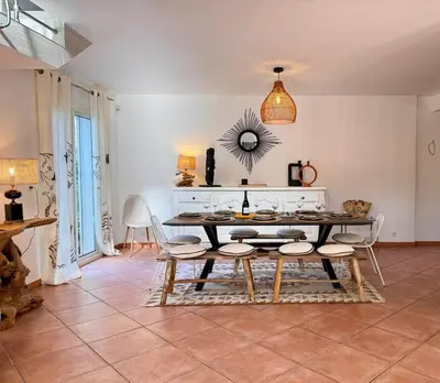 a dining room with a table and chairs at Villa avec piscine - Cala Rossa - Accès plage in Lecci
