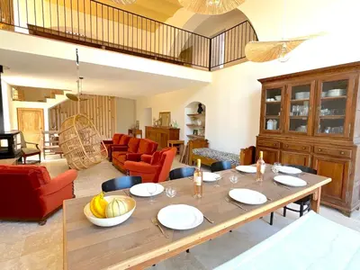 a living room with a wooden table and chairs at L'appartement Vinosa in Aléria