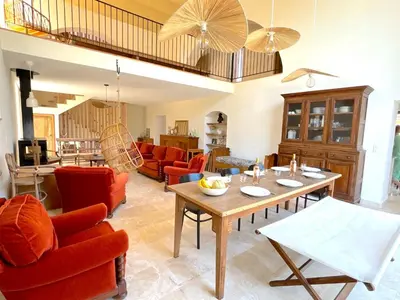 a living room with a table and red chairs at L'appartement Vinosa in Aléria