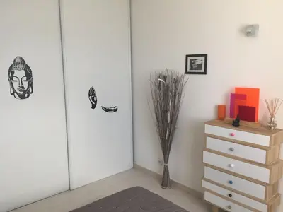 a room with a closet with a dresser and a door at Superbe appartement type mini villa vue mer panoramique in Olmeto