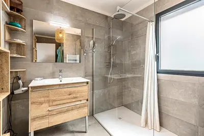 a bathroom with a shower and a sink at La Vista - Climatisé vue mer in Grosseto-Prugna