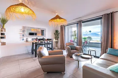 a living room with a couch and a table at La Vista - Climatisé vue mer in Grosseto-Prugna