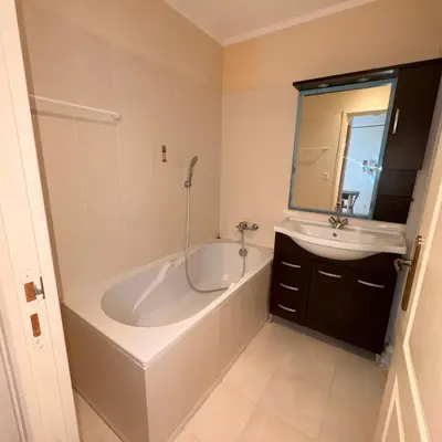 a bathroom with a bath tub and a sink at Mini-villa Lisa 30 Résidence avec piscine Accès plage à pied in Sari Solenzara