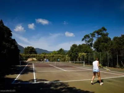 a person playing tennis on a tennis court at Tente Lodge pour 8 avec Terrasse à Sartène - API-1-52-1656 in Sartène