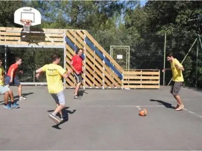a group of young men playing a game of basketball at Tente Lodge avec Terrasse - 5 Pers, 2 Ch, Réfrigérateur - API-1-52-1658 in Sartène