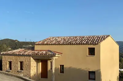 a building with a tile roof on top of it at Charmante villa dans un petit coin de Paradis in Propriano