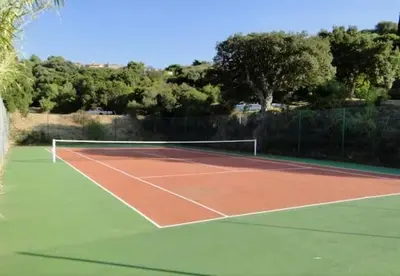 a tennis court with a net on top of it at Charmante villa dans un petit coin de Paradis in Propriano