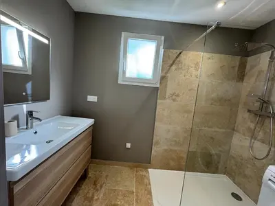 a bathroom with a sink and a shower at SUPERBE T2 moderne - ENTREE DE VILLE - PARKING PRIVE in Ajaccio