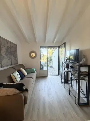 a living room with a couch and a desk at Charmant studio au centre de Porticcio in Grosseto-Prugna