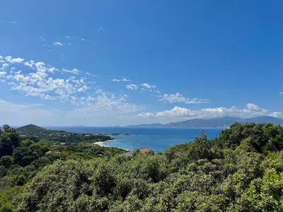a view of a beach and the ocean at Mini villa Stagnola in Pietrosella
