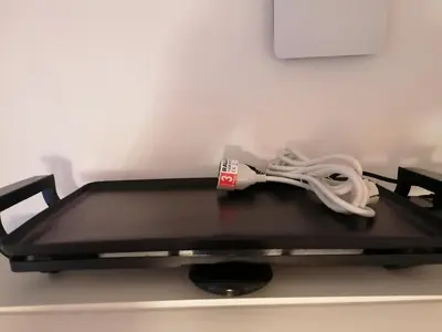 a pair of scissors sitting on top of a stove at Petit havre de paix au bord de la mer in Linguizzetta
