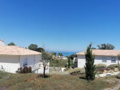 a house on a hill with the ocean in the background at Petit havre de paix au bord de la mer in Linguizzetta
