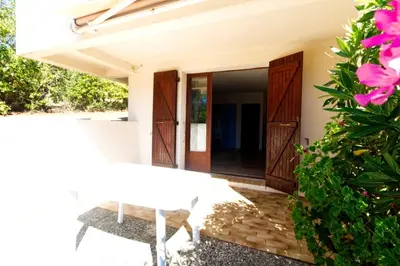 a view of the entrance to a house at Bel appartement F2 dans résidence calme in Casaglione