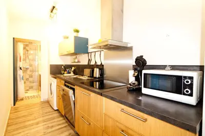 a kitchen with a microwave on a counter at Bel appartement F2 dans résidence calme in Casaglione