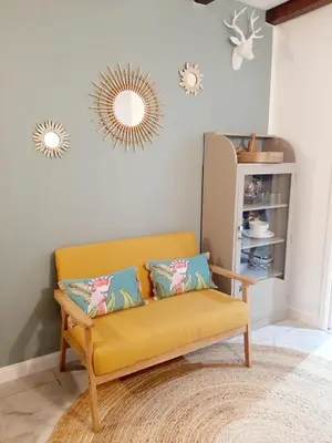 a yellow couch in a room with a mirror at Estancia el Sauce in Taglio-Isolaccio