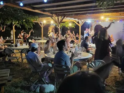 a large crowd of people sitting in lawn chairs at Mobil-home spacieux avec Terrasse - 5 pers, 2 ch - API-1-52-1798 in Venzolasca