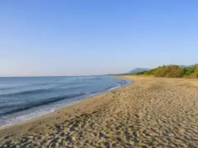 a sandy beach with the ocean in the background at Mobil-home spacieux avec Terrasse - 5 pers, 2 ch - API-1-52-1798 in Venzolasca