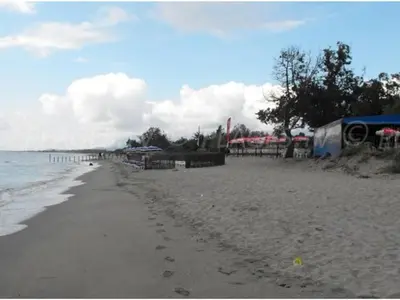 a beach with footprints in the sand and the ocean at Mobil-home spacieux avec Terrasse - 5 pers, 2 ch - API-1-52-1798 in Venzolasca