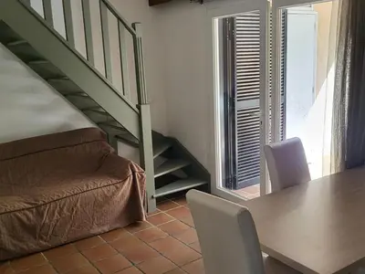 a white table and chairs on a patio at Mobil-home spacieux avec Terrasse - 5 pers, 2 ch - API-1-52-1798 in Venzolasca