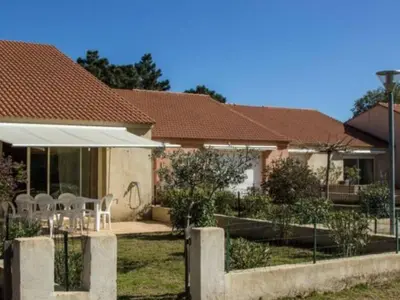 a house with a fence and chairs in the yard at Villa terrasse pour 7 pers avec salon de jardin - API-1-52-1814 in Venzolasca