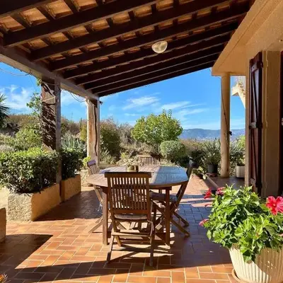 Appartement calme jardin vue mer sur les hauteurs