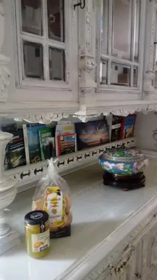 a kitchen counter with some food on a shelf at Location familiale 6 personnes entre Propriano et Olmeto in Olmeto