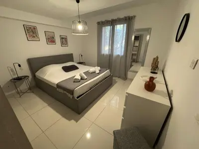 a bedroom with a bed and a desk in it at Appartement pour 6 pers avec piscine in Zonza