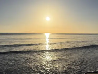 a sunset on the beach with the sun reflecting in the water at Bungalow cosy avec terrasse - 2 pers. - API-1-52-1974 in Linguizzetta