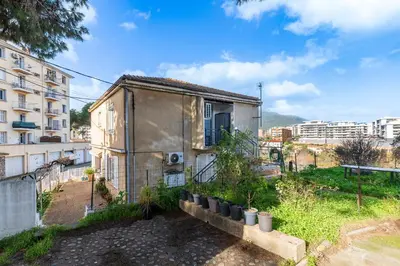a small house in the middle of a city at Le Ricci - Climatisé plages à 2 km in Ajaccio