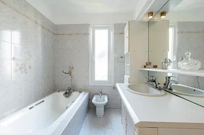 a bathroom with a tub and a sink and a toilet at Le Ricci - Climatisé plages à 2 km in Ajaccio