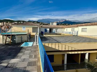 a view from the roof of a building with a swimming pool at Logement PMR 2-4 personnes - piscine - clim - 100m de la plage in Sari Solenzara