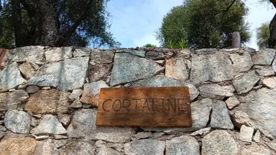 a stone wall with a sign that reads coralife at Maison pour 6 avec piscine in Lama