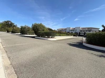 an empty street with bushes on the side of the road at Appartement avec piscine en Costa Verde in San-Nicolao