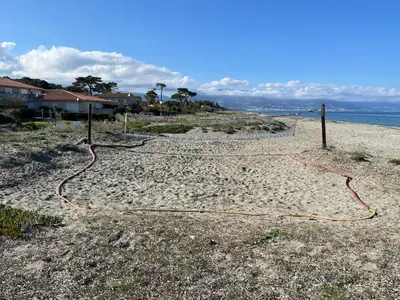 a hose on a sandy beach next to the ocean at Charmant Duplex proche mer, Clim Terrasse à BORGO in Borgo