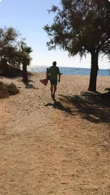 a man walking on the beach with a kite at Chioselle in Chiatra