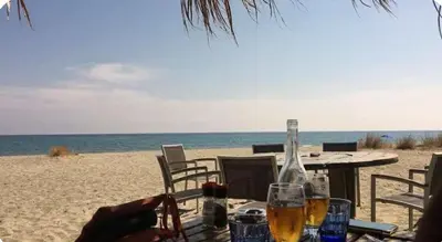 a table on the beach with glasses of wine at Chioselle in Chiatra
