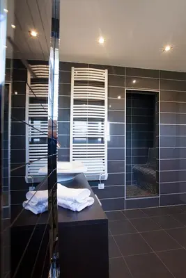 a bathroom with a sink and a mirror at Chambres d'hôtes Casa di l'Oru in Porto-Vecchio