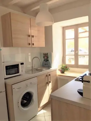 a kitchen with a washing machine and a sink at Casa Susini in Pianottoli-Caldarello
