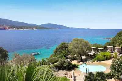 a restaurant with a table with drinks on it at Hôtel Marinca & Spa in Olmeto