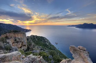 a view of the ocean from a cliff at Gîte Du Pont - Piana in Piana