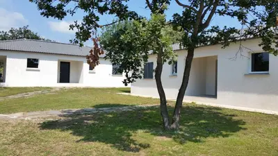 a tree in front of a white building at Villa E Lecce in Santa-Lucia-di-Moriani