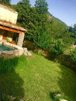 a house with a yard with a swimming pool at U Fragnu in Omessa