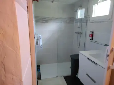 a bathroom with a shower and a sink at Maison Lisa Maria in Ponte-Leccia