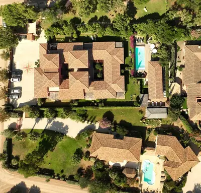 an overhead view of a house with a yard at Villas CALA CORSA - 3 chambres piscine partagée chauffée - CALA ROSSA Porto-Vecchio - Villas entièrement Climatisées - Internet gratuit in Porto-Vecchio